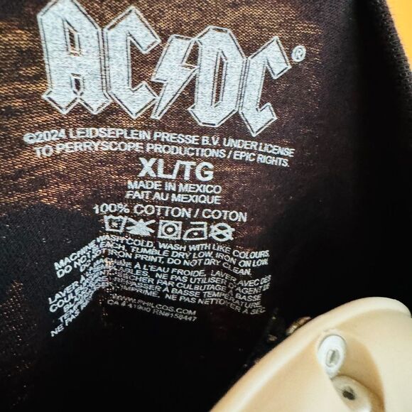 AC⚡️DC NWOT black T size XL crop top - Picture 3 of 11